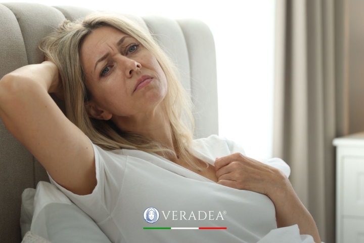 Sudorazione notturna nelle donne (ormoni, menopausa): cause e rimedi per dormire meglio